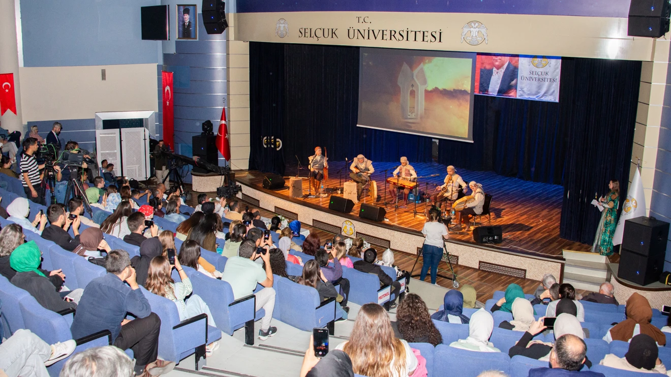 Ünlü Kazak müzik grubu Turan, Selçuk Üniversitesinde konser verdi